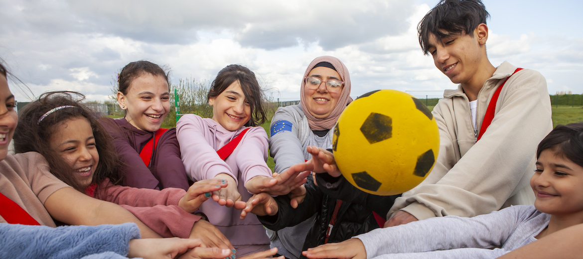 Vrijwilliger met vluchtelingen kinderen